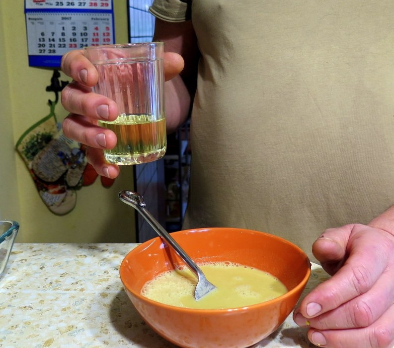 1. Этап. Горчичный соус для селедки: 4. Добавляем растительное масло и продолжаем замешивать. Масло должно быть обязательно рафинированным.