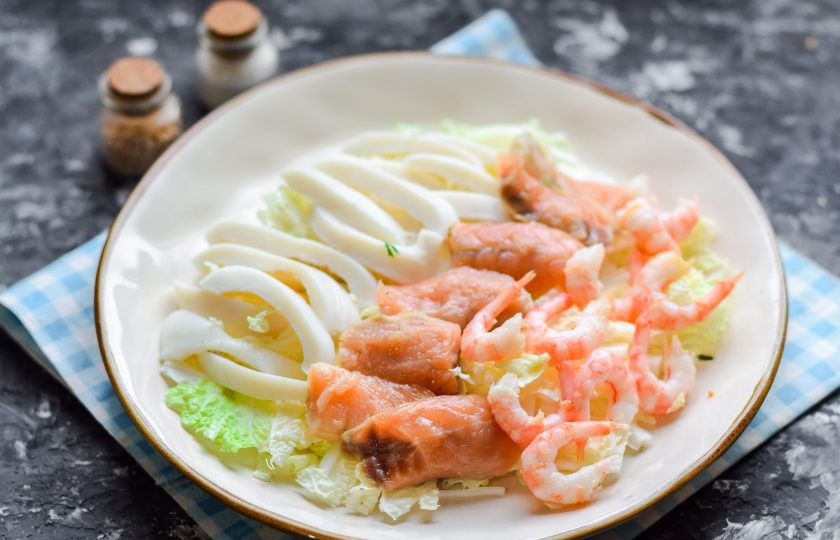 1. Этап. Салат из пекинской капусты с морепродуктами: Рядом с рыбой выложите очищенные креветки.