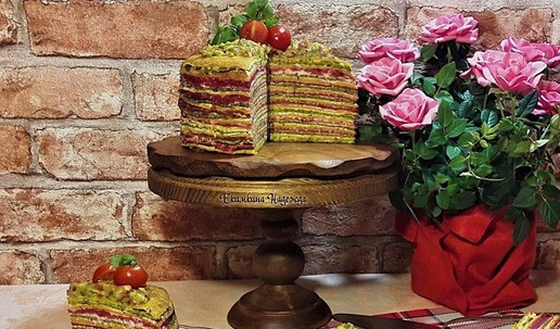 1. Этап. Блинный цветной торт с острым соусом: Собрать торт, чередуя блинчики разных цветов. Верхний блин торта смазать острым соусом. Готово! Счастливой Широкой Масленицы!!!