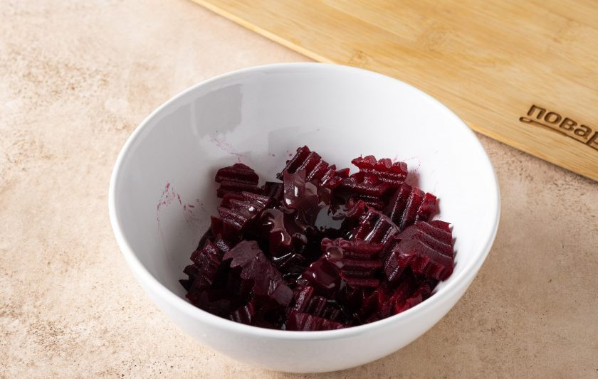 1. Этап. Свекольный салат с медовой заправкой: В отдельной миске смешайте заправку и свеклу.