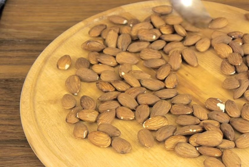 1. Этап. Панфорте: 2. Равномерным слоем высыпьте на противень миндаль и отправьте в разогретую до 180 градусов духовку на 5 минут. Остывшие орехи крупно порубите.