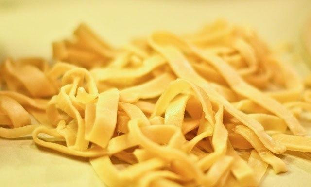 1. Этап. Паста с фисташками и оливками: Параллельно этому, в подсоленной кипящей воде отвариваем домашнюю пасту. Домашние макароны варятся буквально 3-4 минуты.