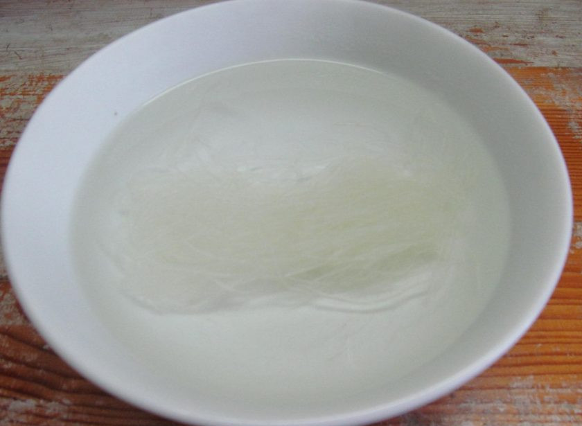 1. Этап. Салат Вьетнам: Фунчозу залейте крутым кипятком и оставьте на 10-15 минут. Затем слейте полностью жидкость.