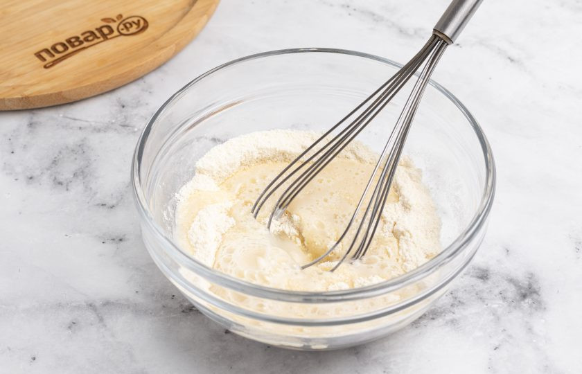 1. Этап. Шоколадные пряники имбирные: Влейте горячую воду, все перемешайте.