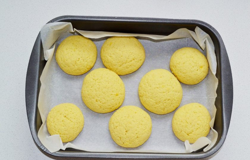 1. Этап. Печенье с вареными желтками: Выпекайте печенье 15-20 минут до готовности.