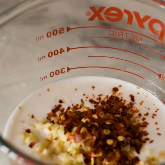 1. Этап. Курица по-филиппински с ананасами: Добавляем в подходящую емкость кокосовое молоко, соевый соус, имбирь и перец.