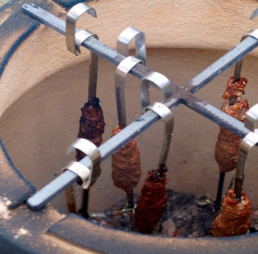 1. Этап. Люля-кебаб в тандыре: Готовим наш тандыр. Помещаем внутрь кебабы на шампурах - нам не придется их переворачивать или доставать. Закрываем тандыр крышкой. Там они будут готовиться минут 15-20. Готовые люля-кебабы в тандыре подаем с овощами и зеленью. Приятного аппетита!