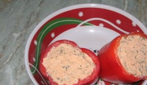 1. Этап. Перец, фаршированный сыром и зеленью: Начините перцы творогом с сыром.