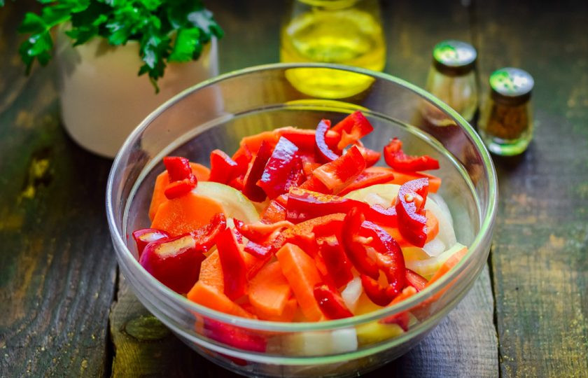 1. Этап. Овощное рагу с кабачками и перцем: Следом очистите и нарежьте полосками сладкий перец. Все ингредиенты для рагу должны нарезаться довольно крупно.