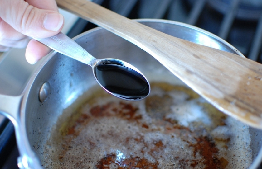 1. Этап. Жареная спаржа в бальзамическом соусе: В остывшее масло добавляем соевый соус и бальзамический уксус.