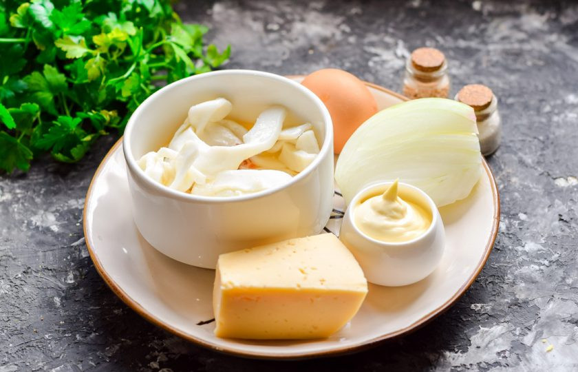 1. Этап. Салат Мимоза с кальмарами: Подготовьте ингредиенты.