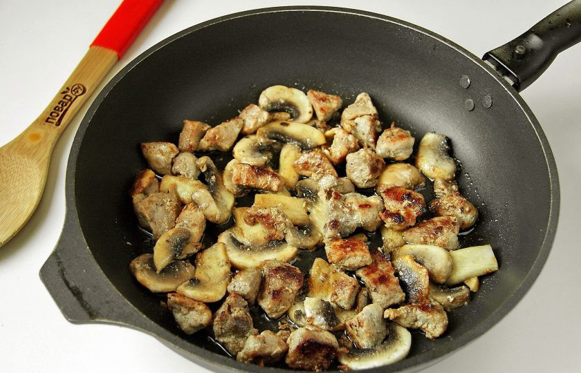 1. Этап. Мясной пай: Обжарьте все вместе в течение 3-4 минут.