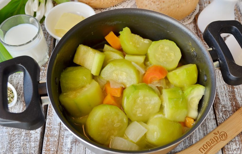 1. Этап. Суп из кабачков в хлебном горшочке: Варите овощи при среднем кипении до мягкости, у меня ушло 25 минут. Жидкость примерно наполовину выкипит. Слейте ее в стаканчик, она еще пригодится.