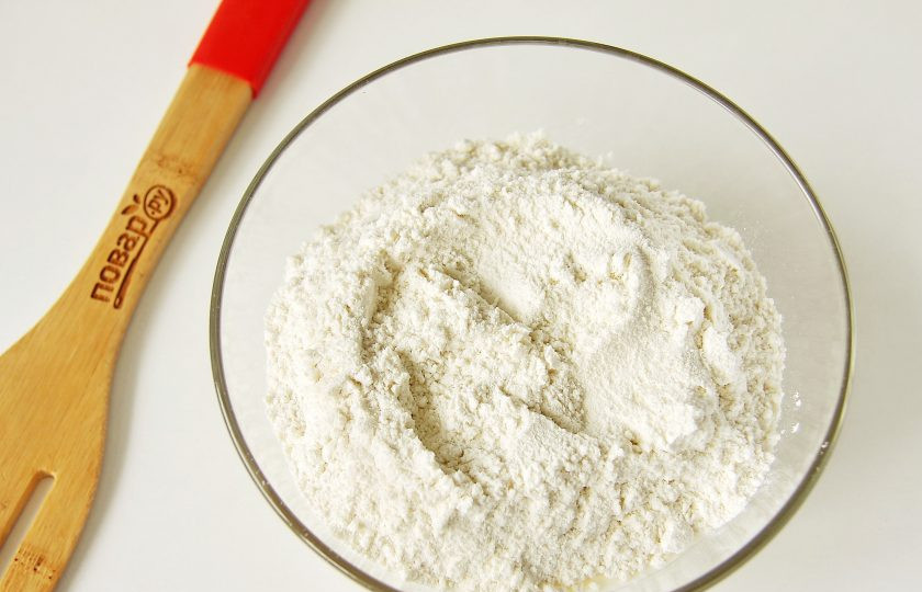 1. Этап. Мини пицца: Добавьте всю муку и соль.