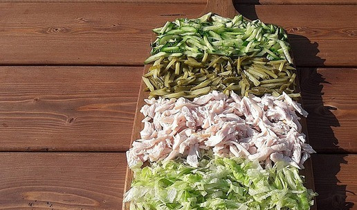 1. Этап. Салат Перепелиное гнездо: Нарезать соломкой курицу, салатные листья, огурцы.