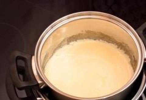 1. Этап. Сливочный кофейный крем: Поставить на водяную баню, нагревать до полного растворения сахара.