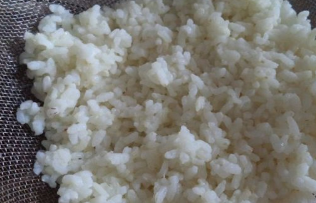 1. Этап. Салат из кальмаров с рисом: Рис отварите до готовности, затем откиньте на дуршлаг и остудите.