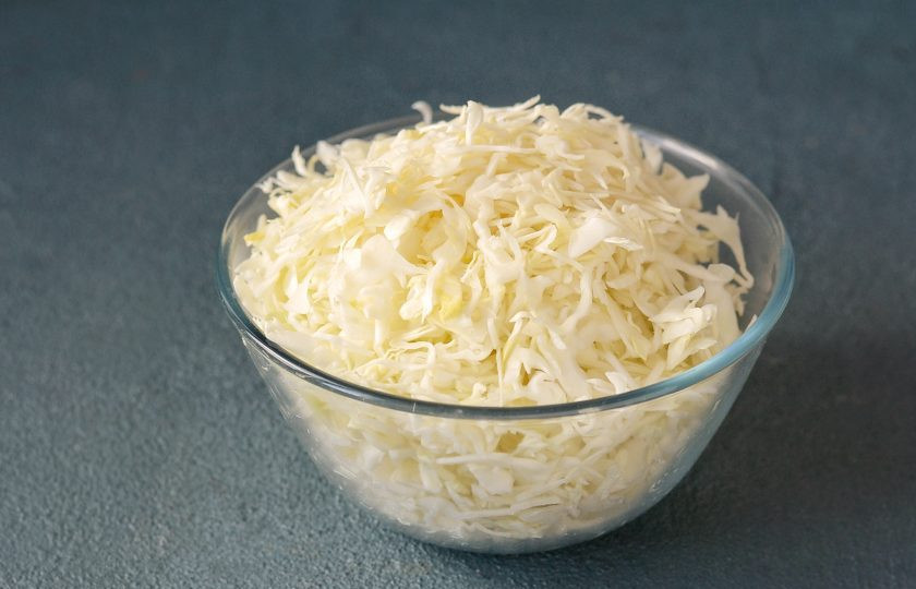 1. Этап. Квашеная капуста с клюквой и яблоками: Капусту тонко нашинкуйте. Переложите в миску.