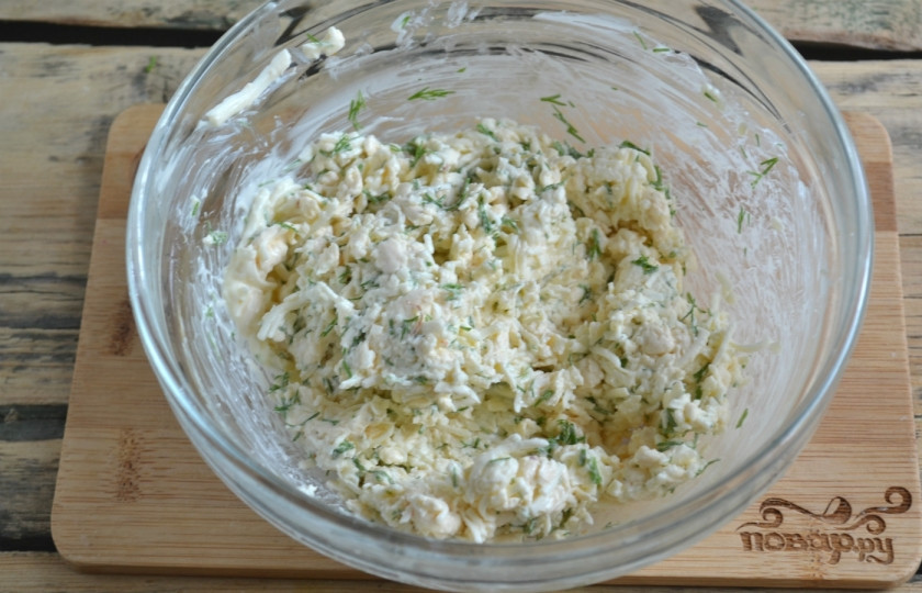 1. Этап. Лаваш с сыром и укропом: Перемните все в однородную массу.