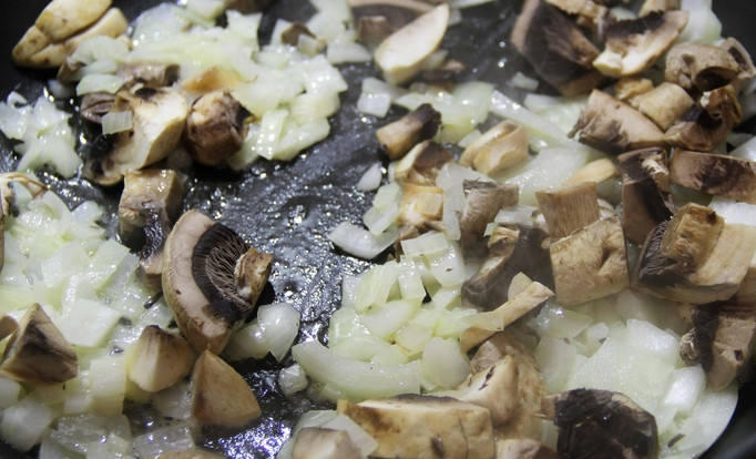 1. Этап. Картошка, тушенная с шампиньонами в сметане: На растительном масле обжариваем грибы с луком до мягкости.