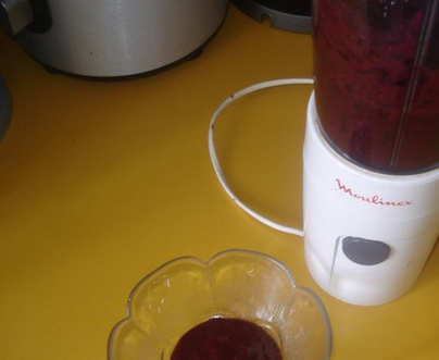 1. Этап. Черничный смузи с бананом и кокосовым молоком: 2. Сначала в блендере сделаем из черники пюре. Если хотите более нежный смузи - отцедите сок от жмыха, и верните сок в блендер. Теперь уже добавляем банан, апельсин и молоко. Когда смесь станет однородной - понемногу добавим лед.