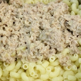 1. Этап. Макароны по-флотски: 7. Готовые макароны откиньте на дуршлаг, слейте воду, затем выложите обратно в кастрюлю. Перемешайте макароны с готовым мясом.