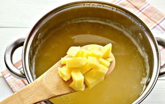 1. Этап. Гороховый суп с курицей: 6. Добавьте в кастрюлю и продолжайте варить еще минут 15.