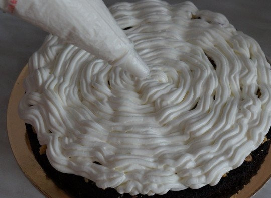 1. Этап. Моментальный шоколадный торт: 12. С кремом все тоже просто и быстро. Взбейте сливки с сахарной пудрой и крахмалом до плотных пиков. Выложите крем на тортик.