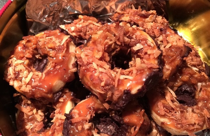 1. Этап. Песочное печенье с кокосом, карамелью и шоколадом: 18. Готовое печенье подавайте после застывания шоколада. Приятного аппетита!