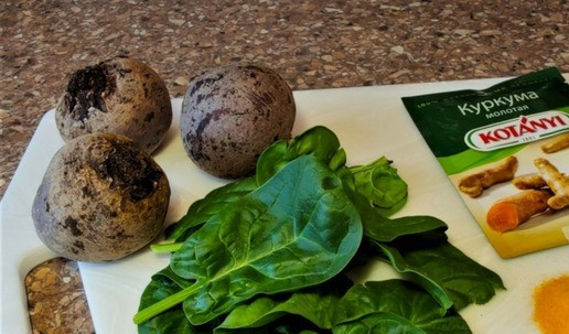 1. Этап. Блинный цветной торт с острым соусом: Подготовить натуральные красители для цветных блинов: - листья свежего шпината, - свеклу сырую - для сока, - куркуму (приправа)