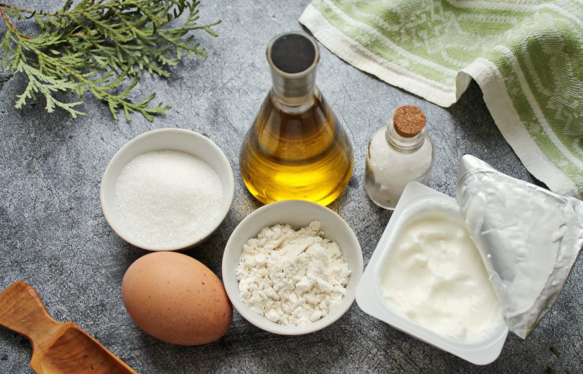 1. Этап. Сырники из детского творожка Агуша: Подготовьте все необходимые ингредиенты для приготовления сырников из детского творожка 