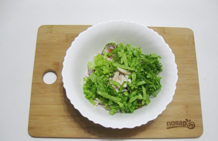 1. Этап. Постный салат с кальмарами: Салатный лист также нарежьте соломкой.