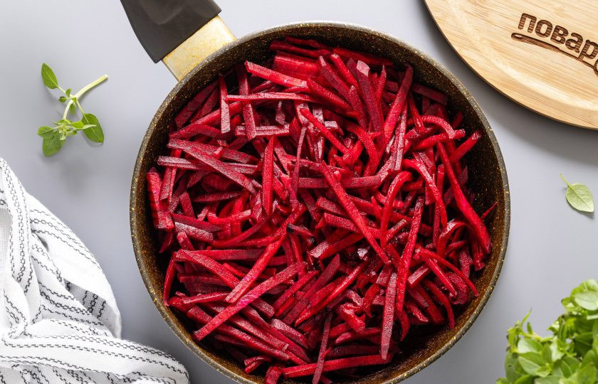 1. Этап. Замороженная тушеная свекла: Разогрейте растительное масло на среднем огне и отправьте в сковородку тертую свеклу.