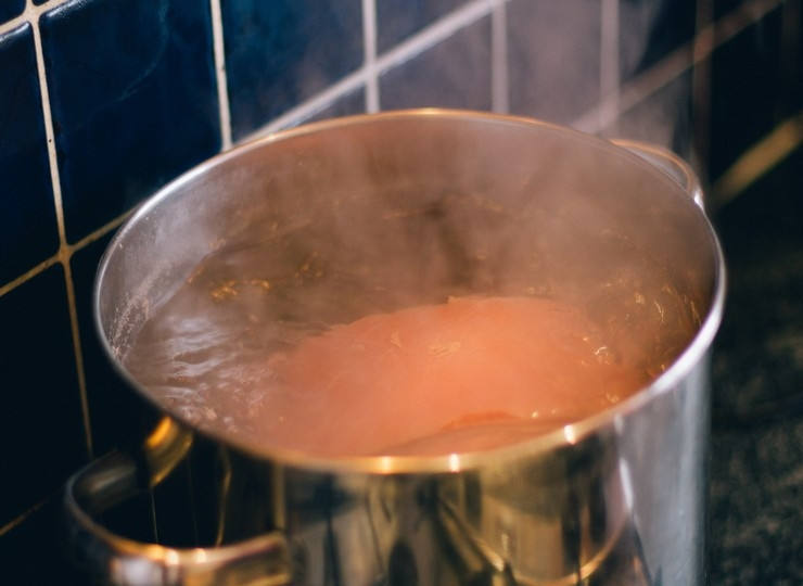 1. Этап. Ветчина в горчично-медовой глазури: В большой кастрюле доведите воду до кипения, положите ветчину и варите под крышкой в течение полутора часов.