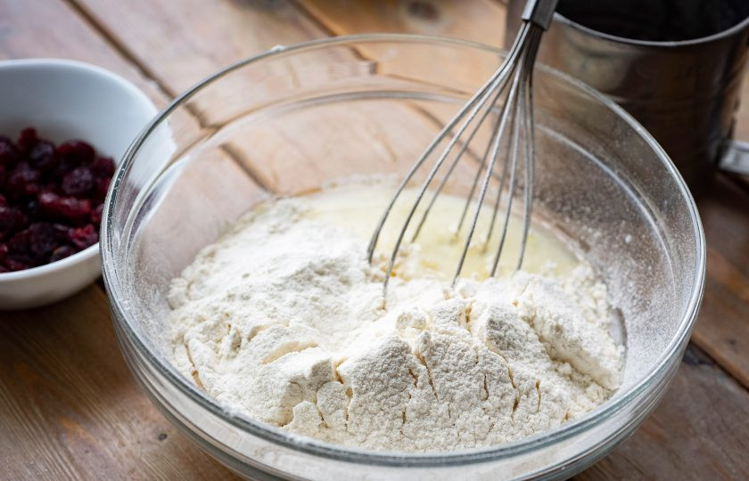 1. Этап. Вафли с клюквой: Просейте муку с разрыхлителем.