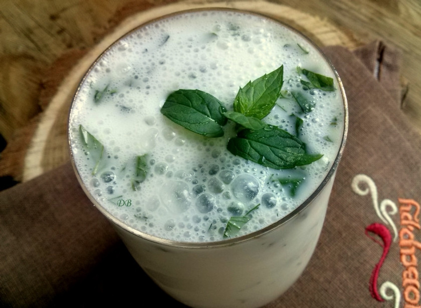 1. Этап. Айран из кефира с зеленью: Налейте кефирный коктейль. Айран готов, подавайте его к столу!