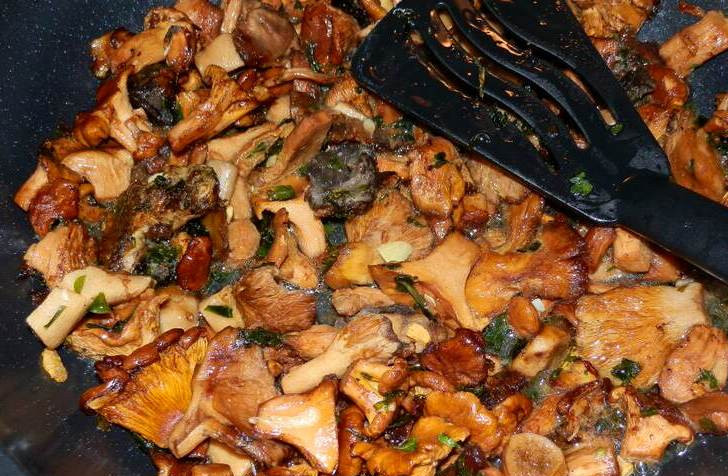 1. Этап. Салат с лисичками и зеленью: Когда грибы будут готовы, выливаем на сковороду вино и продолжаем жарить все, пока вино не выпарится.