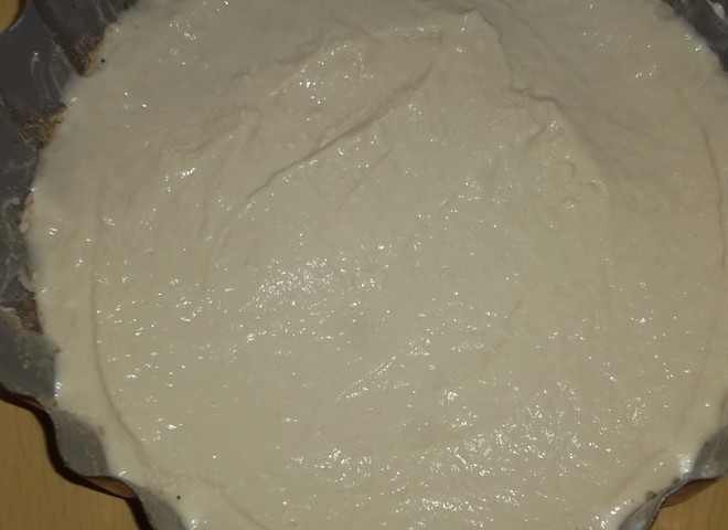 1. Этап. Пирог с луком и яйцами: 11. Вылейте примерно половину теста.