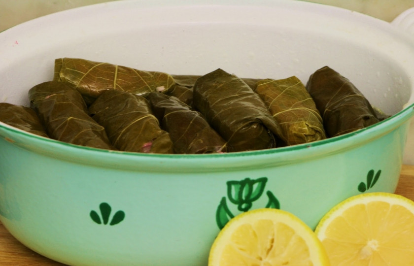 1. Этап. Долма по-азербайджански: 13. Выложите роллы швом вниз в толстую утятницу. Залейте бульоном, сверху выложите слой виноградных листьев.