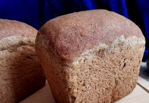 1. Этап. Формовой хлеб с сушёным луком: Пока тесто отдыхает, разогреть духовку до 200°Т. Перед посадкой будущего хлеба кинуть пару - тройку кубиков льда на дно или опрыскать из пульверизатора стенки духовки.