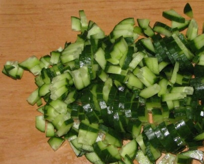 1. Этап. Холодник с картошкой: Кубиками нарезаем огурец.