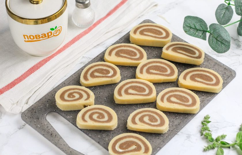 1. Этап. Шоколадно-ванильное печенье: Спустя указанное время извлеките рулеты и нарежьте их ломтиками толщиной не более 1 см.