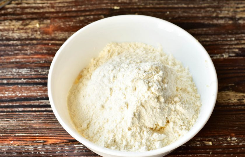 1. Этап. Сырные хрустики: Всыпьте частями муку высшего сорта.