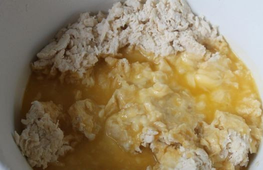 1. Этап. Дрожжевые рогалики: Растапливаем маргарин, остужаем и добавляем к тесту.