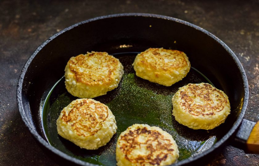 1. Этап. Сырники с рисом: Сформируйте сырники небольшого размера, поджарьте с каждой стороны по 3 минуты на небольшом огне.