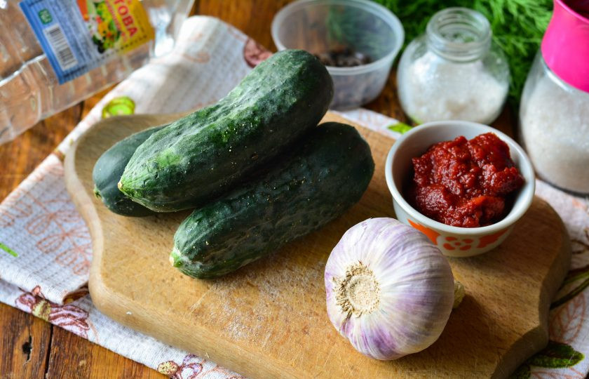 1. Этап. Огурцы в томатной пасте на зиму: Подготовьте ингредиенты для огурцов в томатной пасте на зиму.