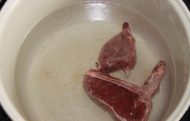 1. Этап. Диетический борщ без зажарки: В большой кастрюле нужно отварить мясо. Говядину можно варить цельным куском или крупно нарезать. Так она останется сочной. Шумовкой нужно снимать пену, которая образуется на бульоне. В середине процесса в воду кладём очищенную целую луковицу и пастернак. Когда в кастрюле останется 1/3 воды, выключите огонь. Бульон не сливайте.