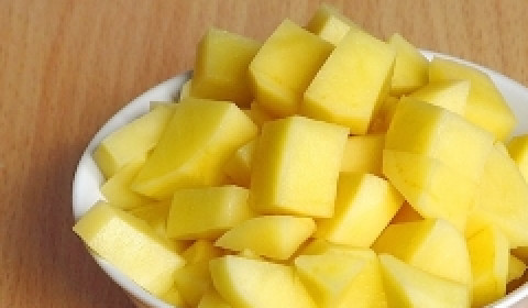 1. Этап. Суп грибной из лисичек: Картофель режем крупными кубиками.