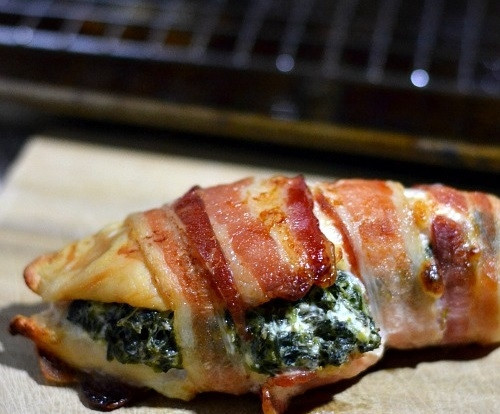 1. Этап. Куриные грудки с сыром и беконом: 5. Пустой противень заранее отправьте в разогретый до 180 градусов духовой шкаф. Выложите грудки на горячий противень, чтобы получилась корочка. Запекайте мясо при 200 градусах 15-20 минут.