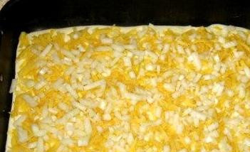 1. Этап. Заливной пирог с сайрой: Сверху — лук. Распределите его как следует, чтобы в итоге равномерно покрывал картошку.